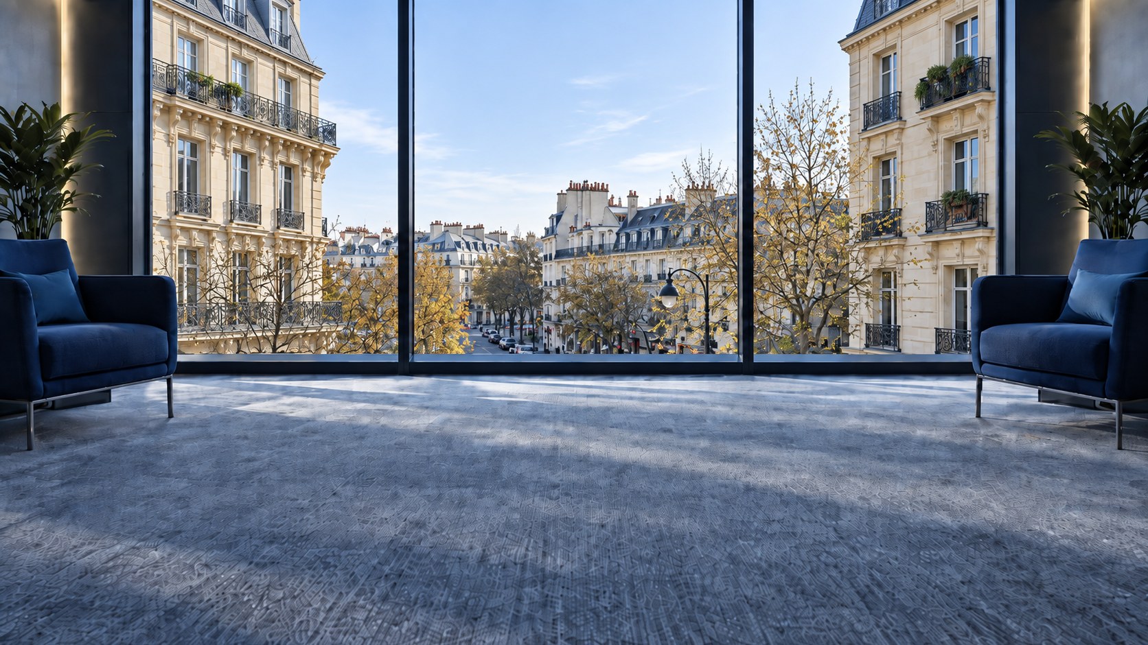 Espace d'accueil de bureaux, moquette gris-bleu et fauteuils bleu nuit devant une baie vitrée